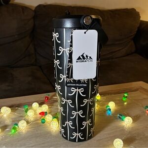 NEW Hydrapeak Black and White Coquette Bows 32 oz Tumbler | Gift for her